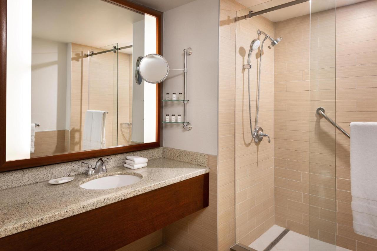 Sheraton Vancouver Airport Hotel Ричмонд Экстерьер фото